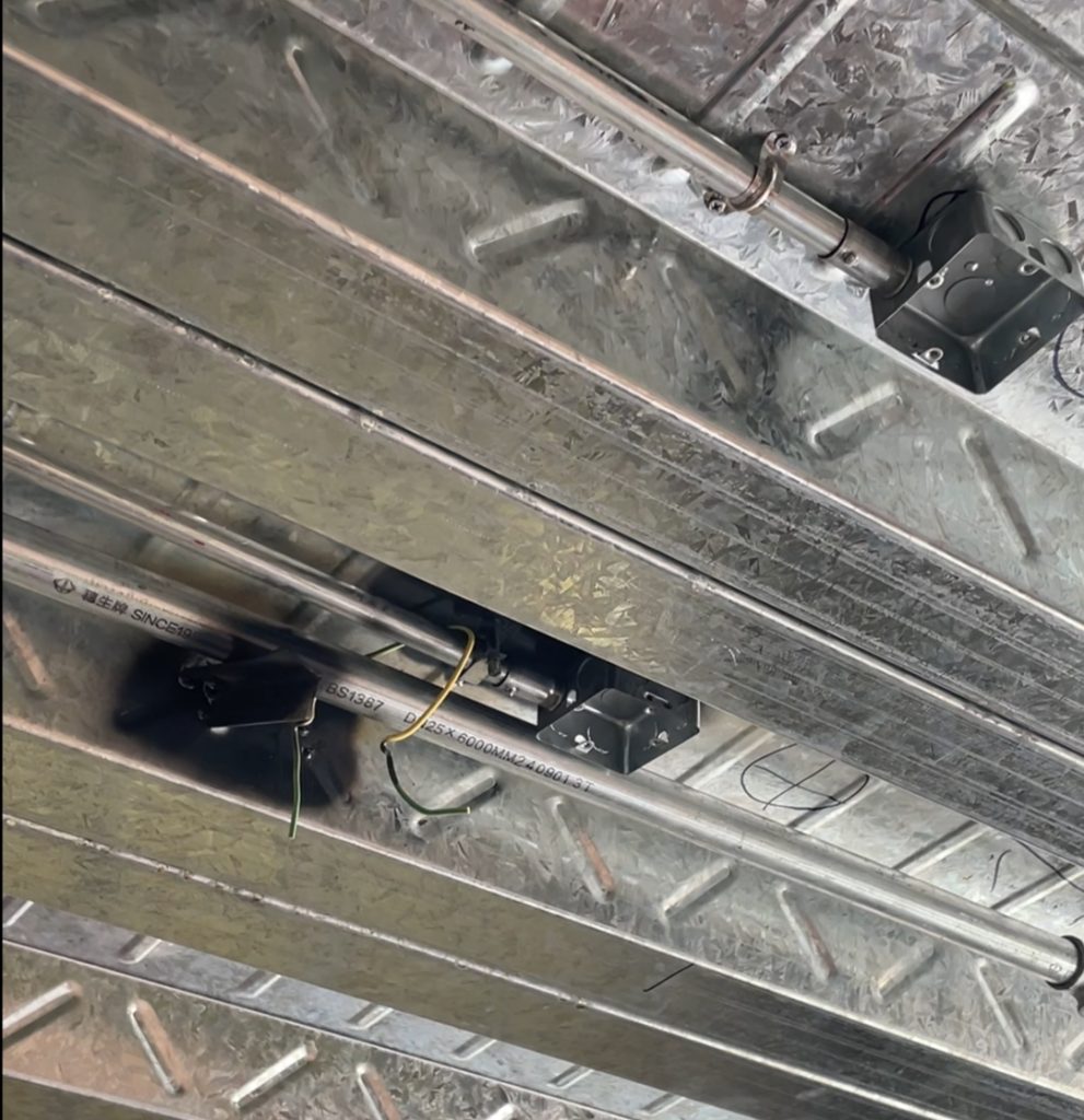 TD板利用板內(nèi)空腔布置機電管線，可隱藏?zé)艟?、線盒