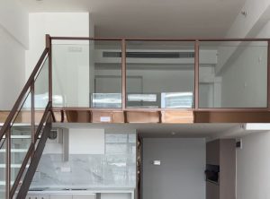 安全施工，輕鋼結(jié)構(gòu)夾層在實(shí)際搭建中的兩個(gè)核心維度：構(gòu)造選型適配性、施工規(guī)范與安全性。